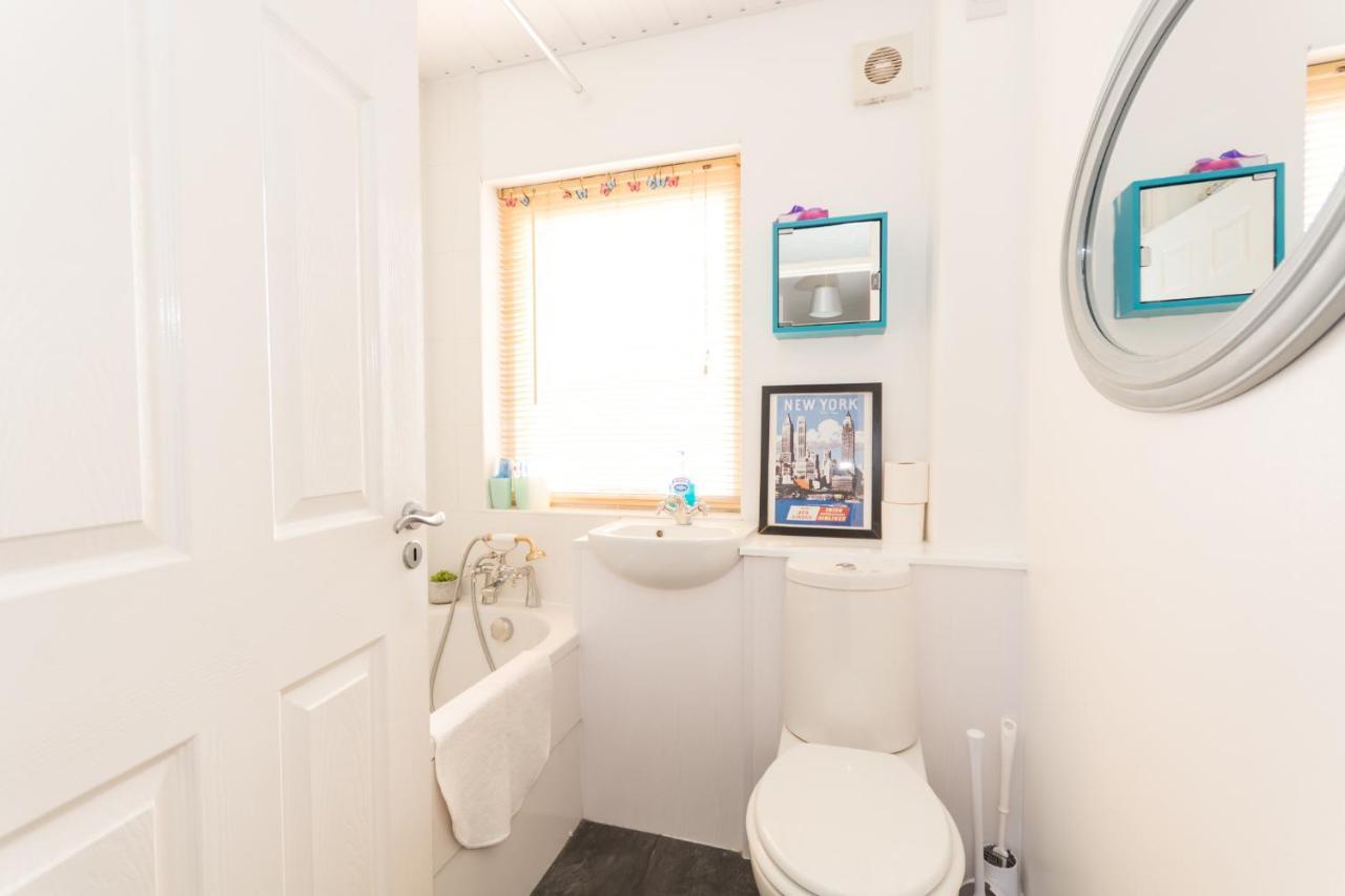 Excellent Location - City Centre - Parking - 4 Beds -2 Bedrooms เบลฟาสต์ ภายนอก รูปภาพ