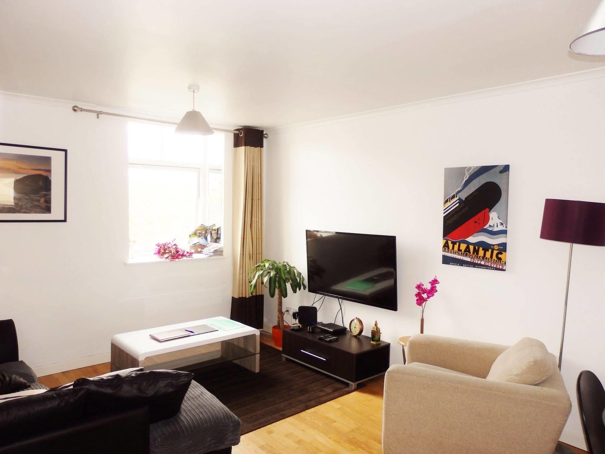 Excellent Location - City Centre - Parking - 4 Beds -2 Bedrooms เบลฟาสต์ ภายนอก รูปภาพ