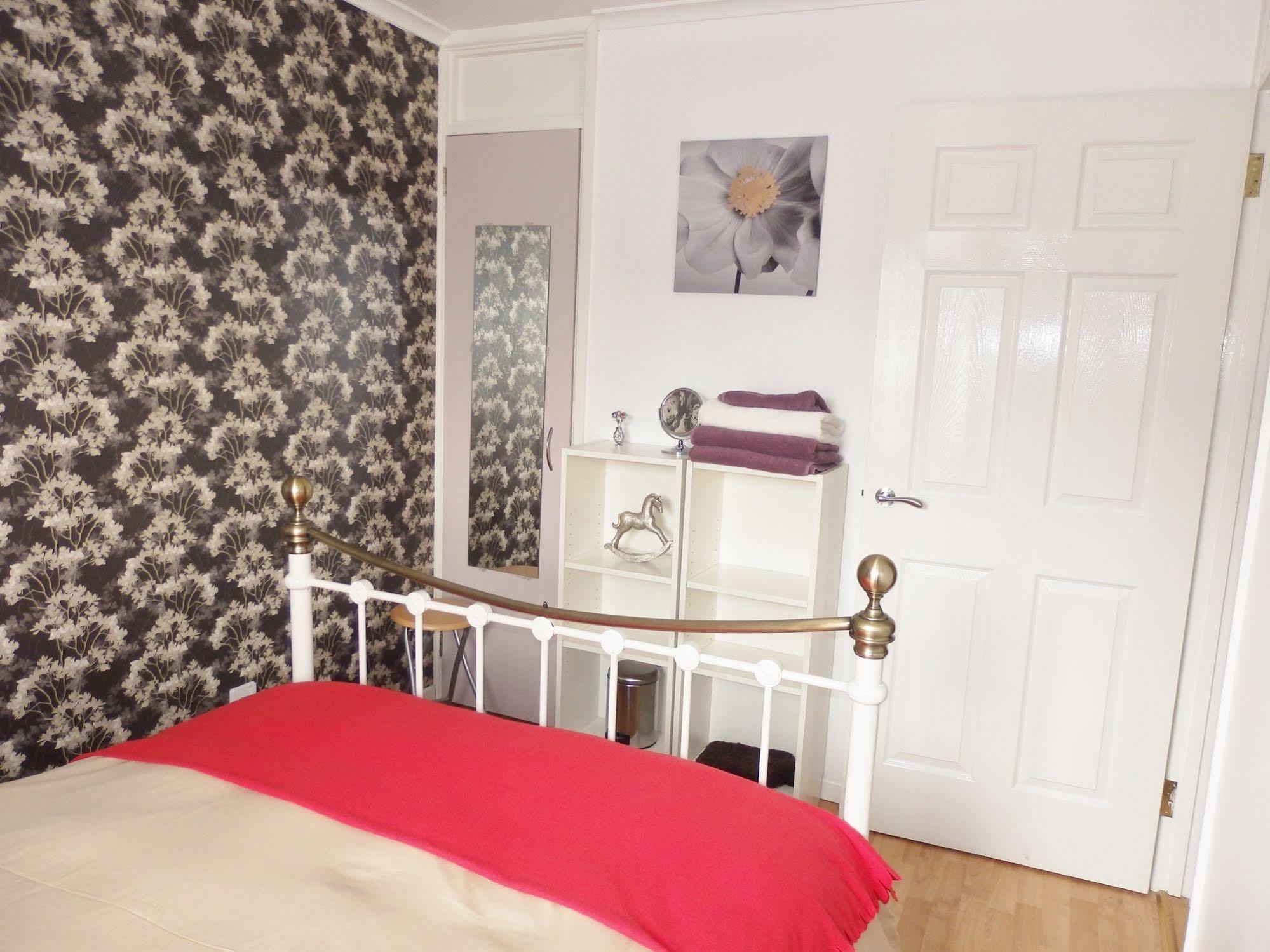 Excellent Location - City Centre - Parking - 4 Beds -2 Bedrooms เบลฟาสต์ ภายนอก รูปภาพ