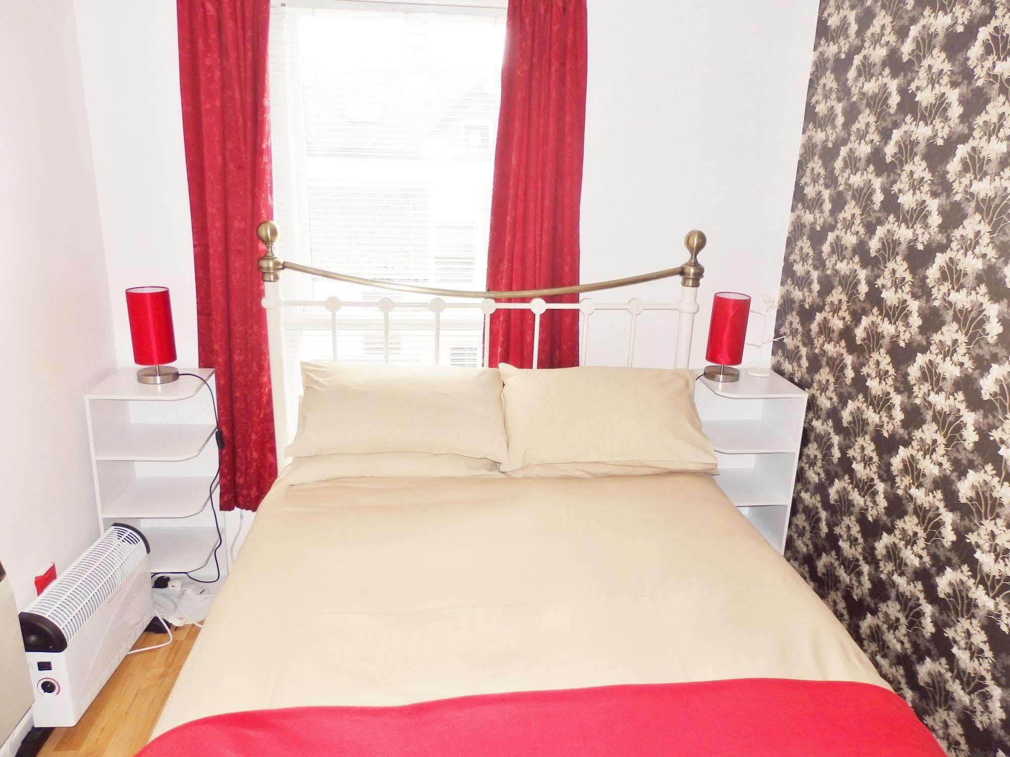 Excellent Location - City Centre - Parking - 4 Beds -2 Bedrooms เบลฟาสต์ ภายนอก รูปภาพ
