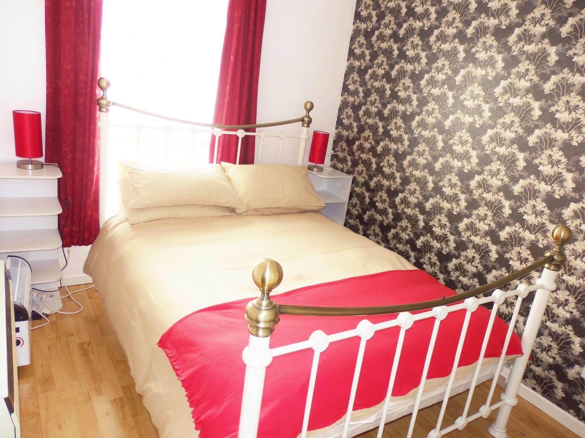 Excellent Location - City Centre - Parking - 4 Beds -2 Bedrooms เบลฟาสต์ ภายนอก รูปภาพ